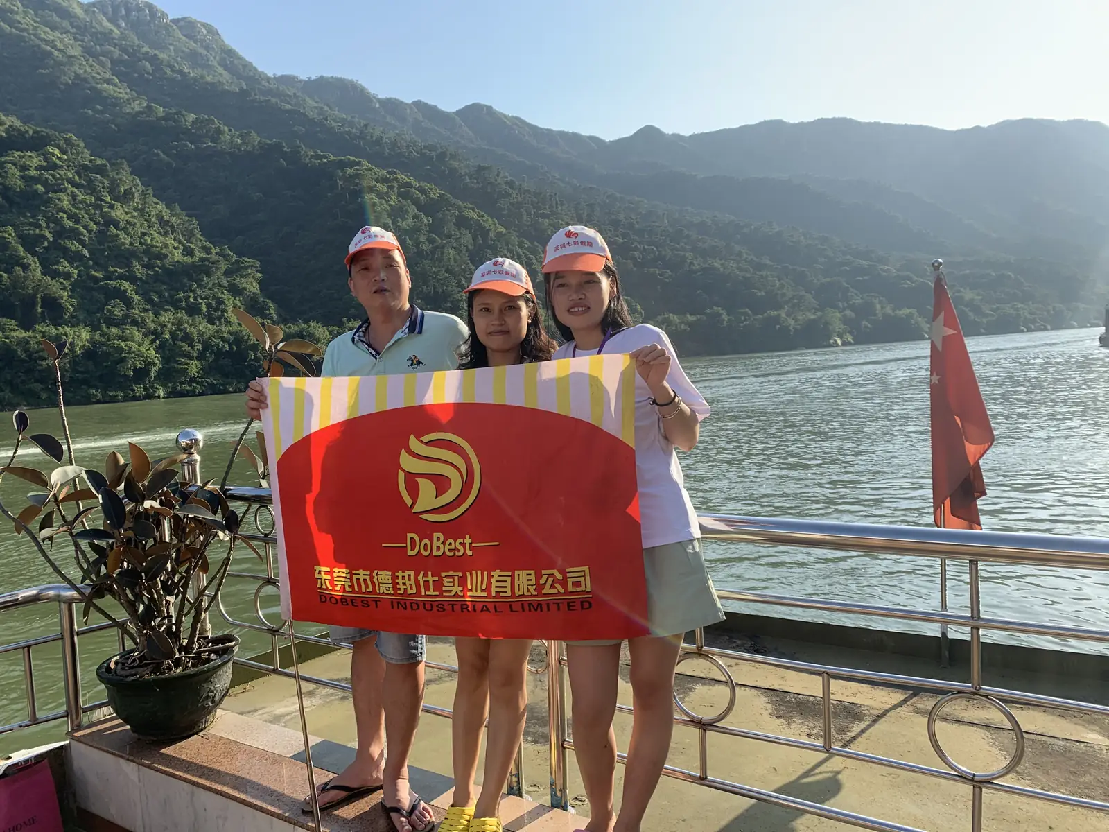 德邦仕队旗 山湖团建合影