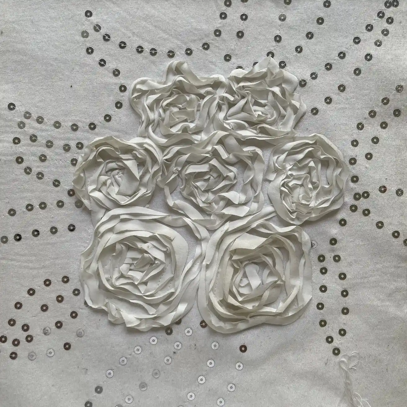 盘带绣立体玫瑰花扁带盘花与散落亮片复合刺绣