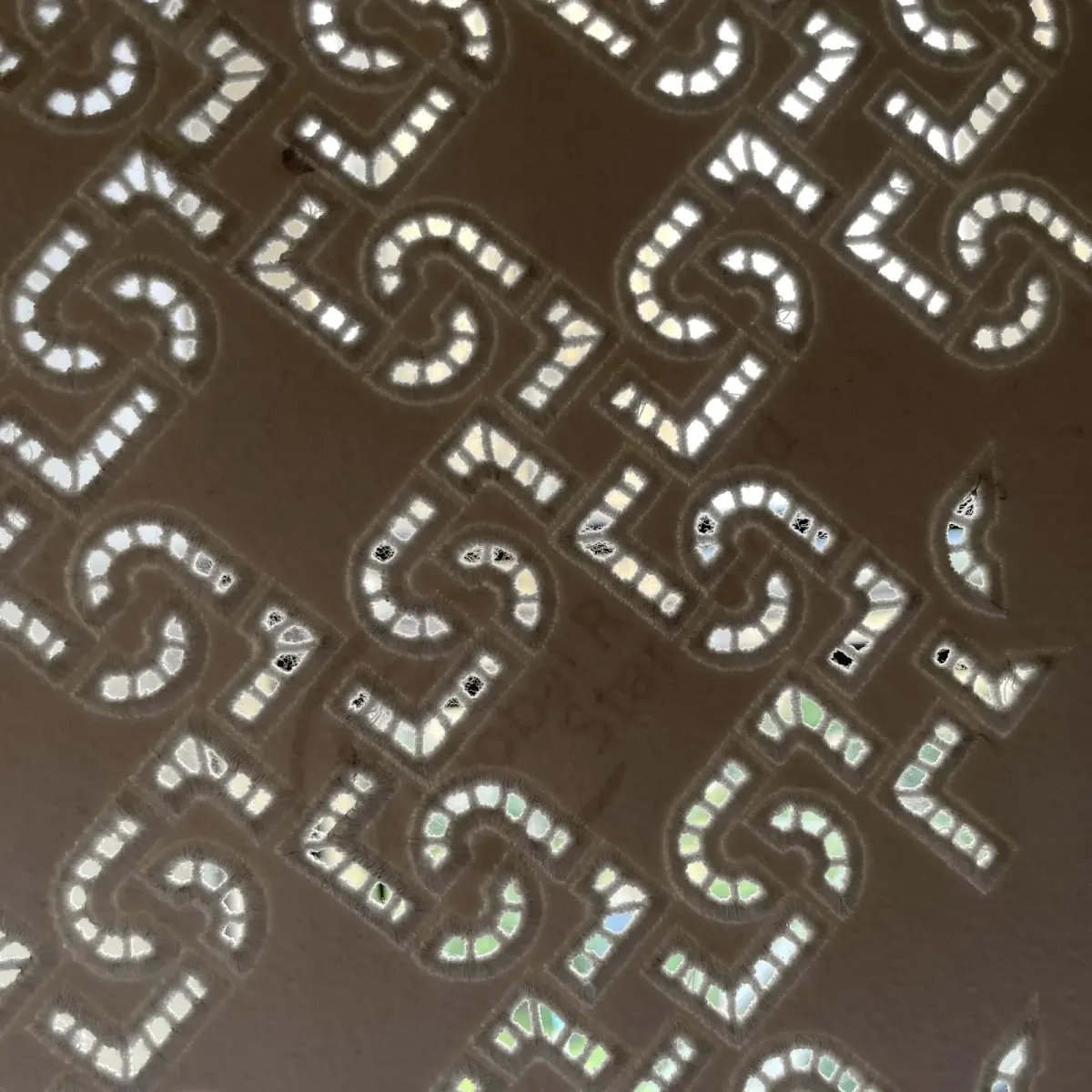 透气激光切割镂空绣｜LIUJO包包LOGO雕孔绣 图2