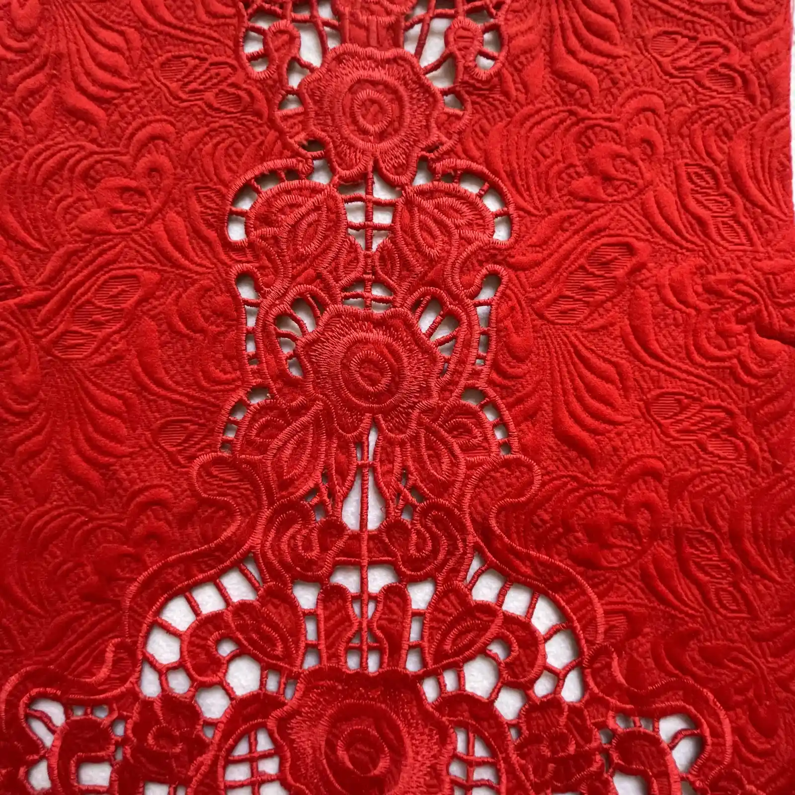 大红古典婚纱提花布雕孔刺绣实拍(婚纱礼服通透雕孔与古典花饰)