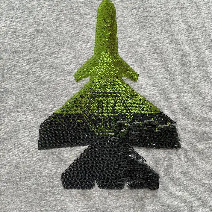 战机图案珠片渐变平绣徽章绣花片实拍细节 图3