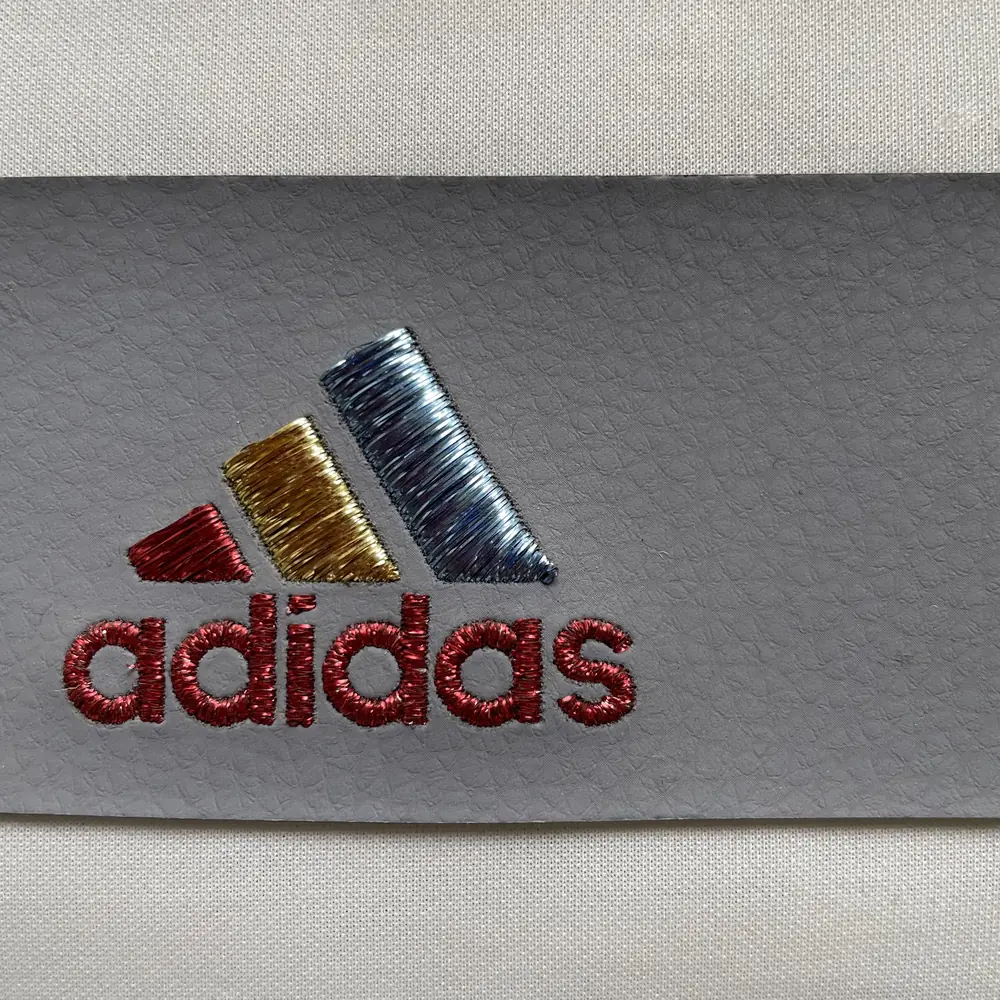 服装辅料金属扁金线流光字母绣LOGO 图4