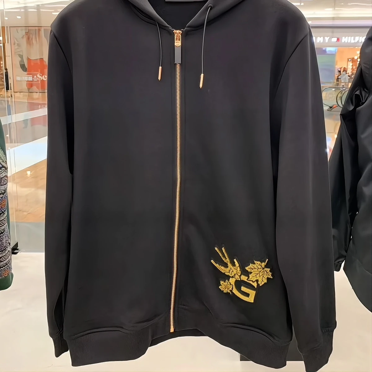GIVENCHY 专柜陈列的黑色金线刺绣章连帽卫衣